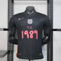 Maillot extérieur FC Barcelone 2024-25 Le 12 -ème Maillot, maillot de football avec logo blaugrana et détails de l'équipe.