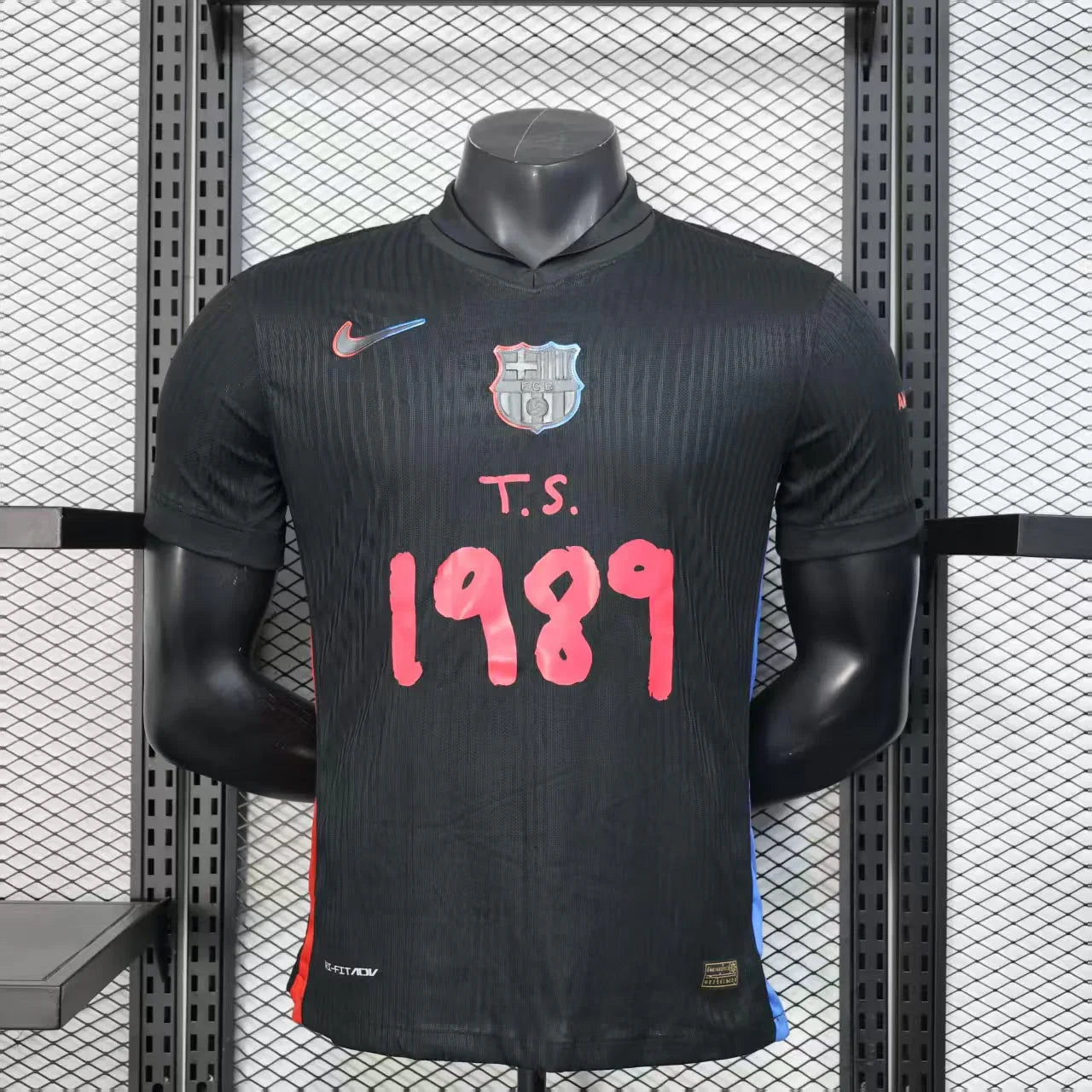 Maillot extérieur FC Barcelone 2024-25 Le 12 -ème Maillot, maillot de football avec logo blaugrana et détails de l'équipe.