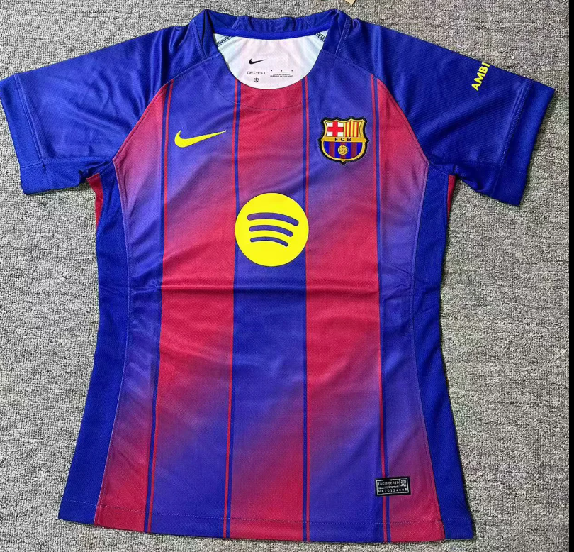 Maillot domicile femme 2024/2025 du FC Barcelone, maillot Le 12-ème Maillot, couleur rouge et bleu, détail du logo du club.
