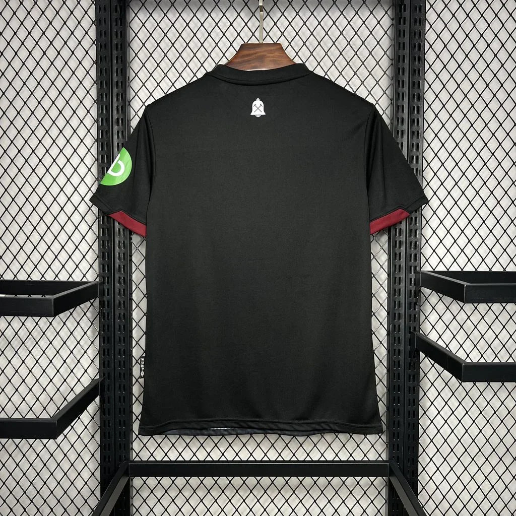 Maillot West Ham 2024-25 Le 12 -ème Maillot, maillot de football avec logo officiel et design moderne, vue de face.