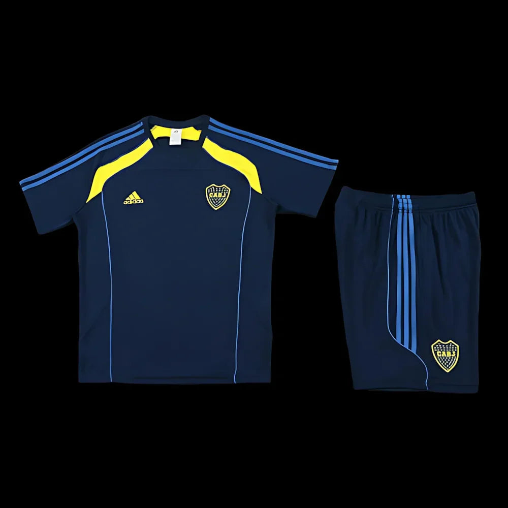 Ensemble Boca Juniors de Le 12 avec maillot de football bleu et or, vue de face, sur fond blanc.