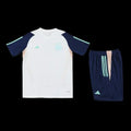 Ensemble de football Ajax Le 12 -ème Maillot avec maillot et short assortis, vue sur le logo et les détails du tissu.