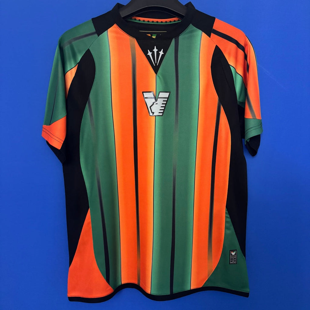 Maillot pour enfants 25/26 VeniseThird de Le 12 -ème Maillot, coloris vif et design moderne, porté sur un mannequin.