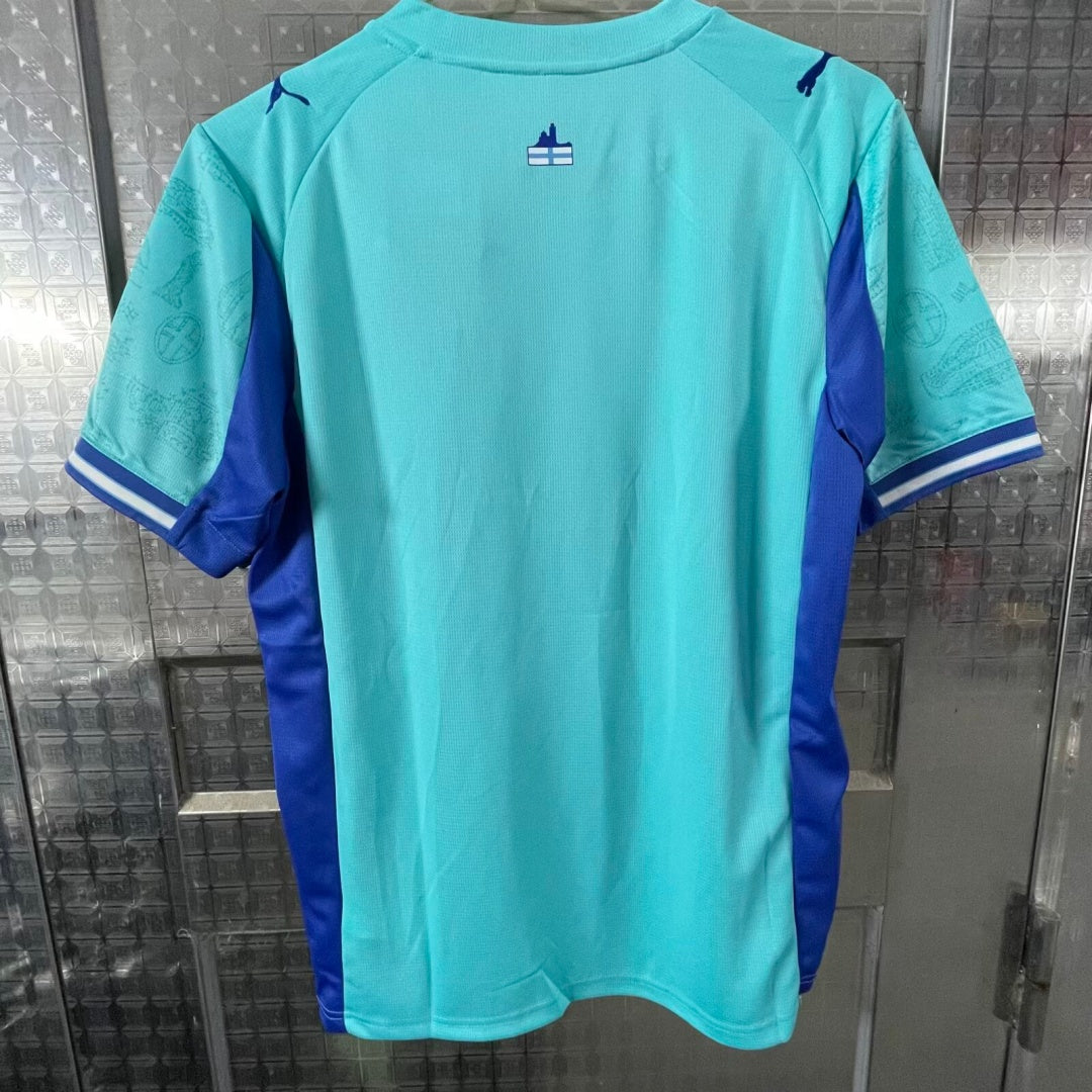 Maillot de football Marseille 25/26 Le 12 -ème Maillot, vue de face, logo et design coloré visible.