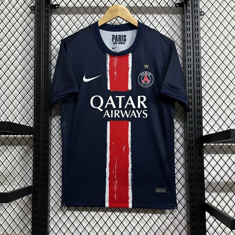 Maillot domicile PSG 24/25 Champions par Le 12 -ème Maillot, maillot de football avec logo et détails sportifs visibles.