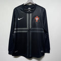 Maillot rétro de football Portugal 2012 à manches longues, marque Le 12 -ème Maillot, porté, vue de face.