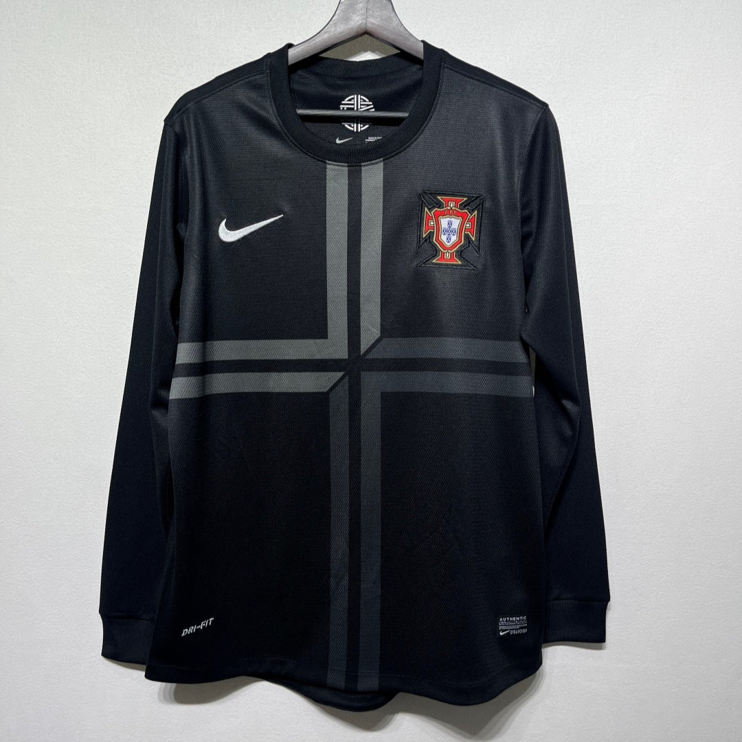 Maillot rétro de football Portugal 2012 à manches longues, marque Le 12 -ème Maillot, porté, vue de face.