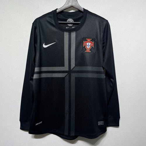 Maillot rétro de football Portugal 2012 à manches longues, marque Le 12 -ème Maillot, porté, vue de face.