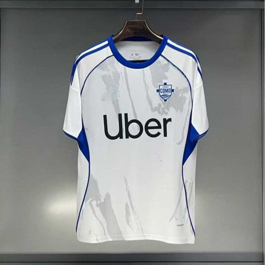 Maillot extérieur 25/26 Le 12 -ème Maillot, modèle Como, vue en gros plan avec détails du tissu et design coloré.