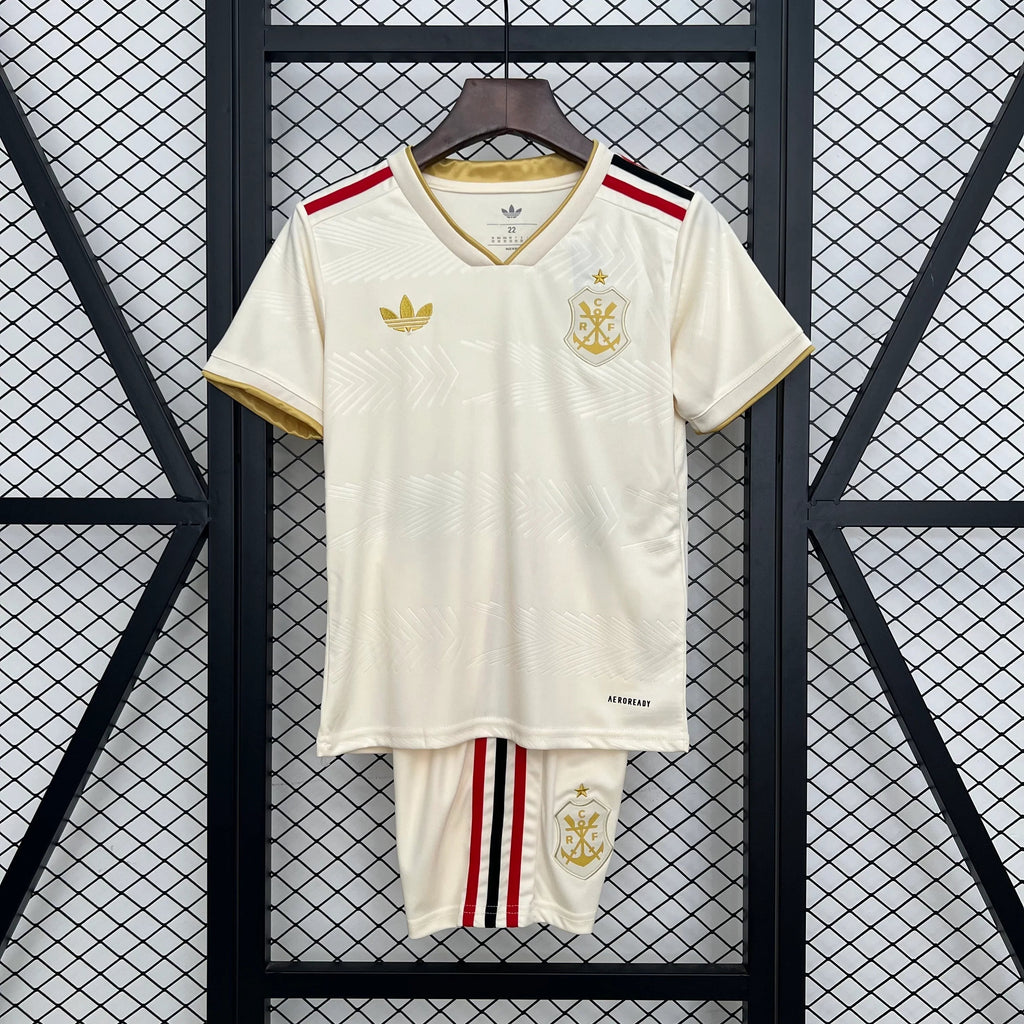 Maillot enfant Flamengo 2025-26 de la marque Le 12 -ème Maillot, devant avec logo et couleurs rouges et noires.