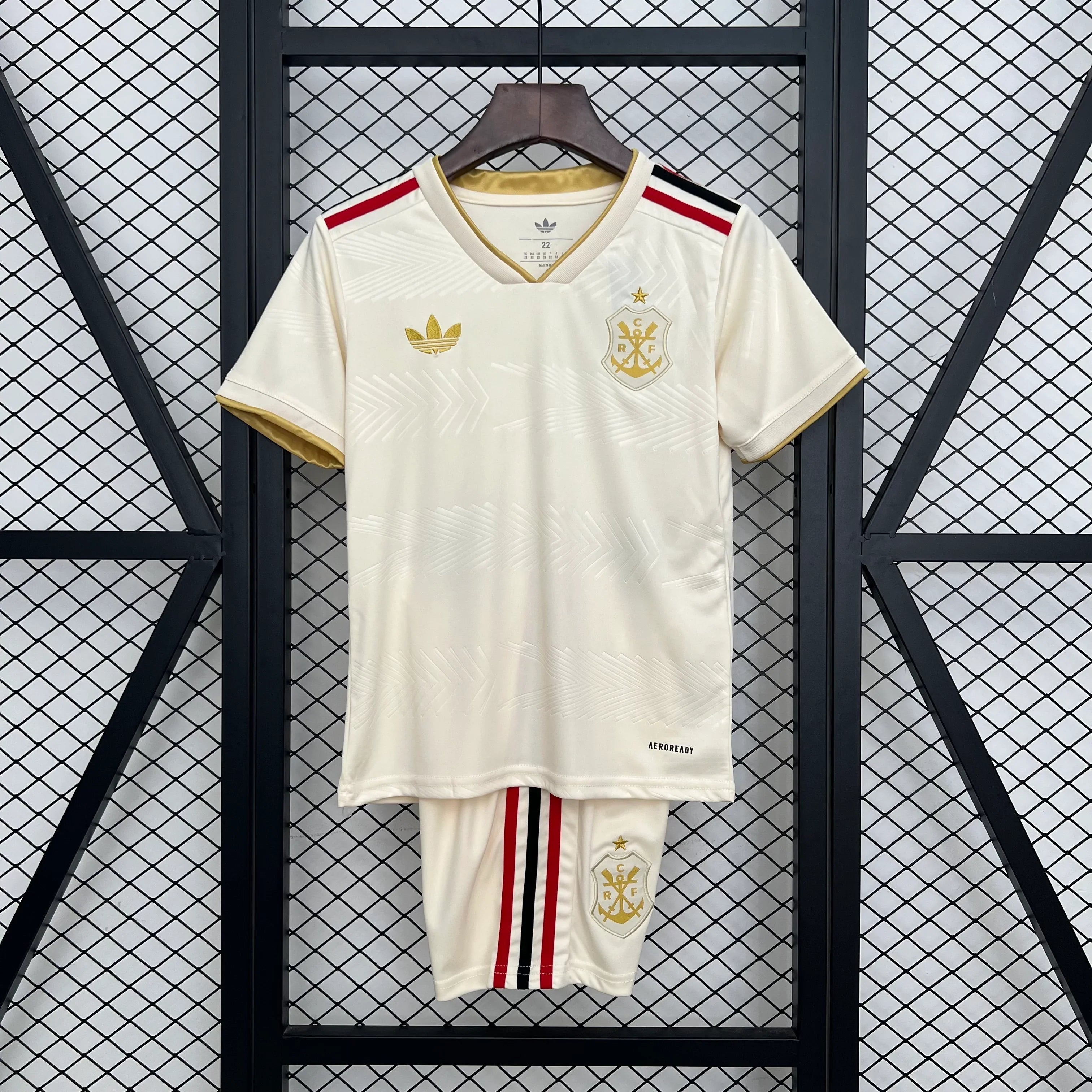 Maillot enfant Flamengo 2025-26 de la marque Le 12 -ème Maillot, devant avec logo et couleurs rouges et noires.