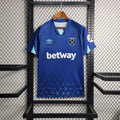 Maillot extérieur West Ham 2023-24 Le 12-ème Maillot, jersey de football bleu avec logo du club et détails de design.