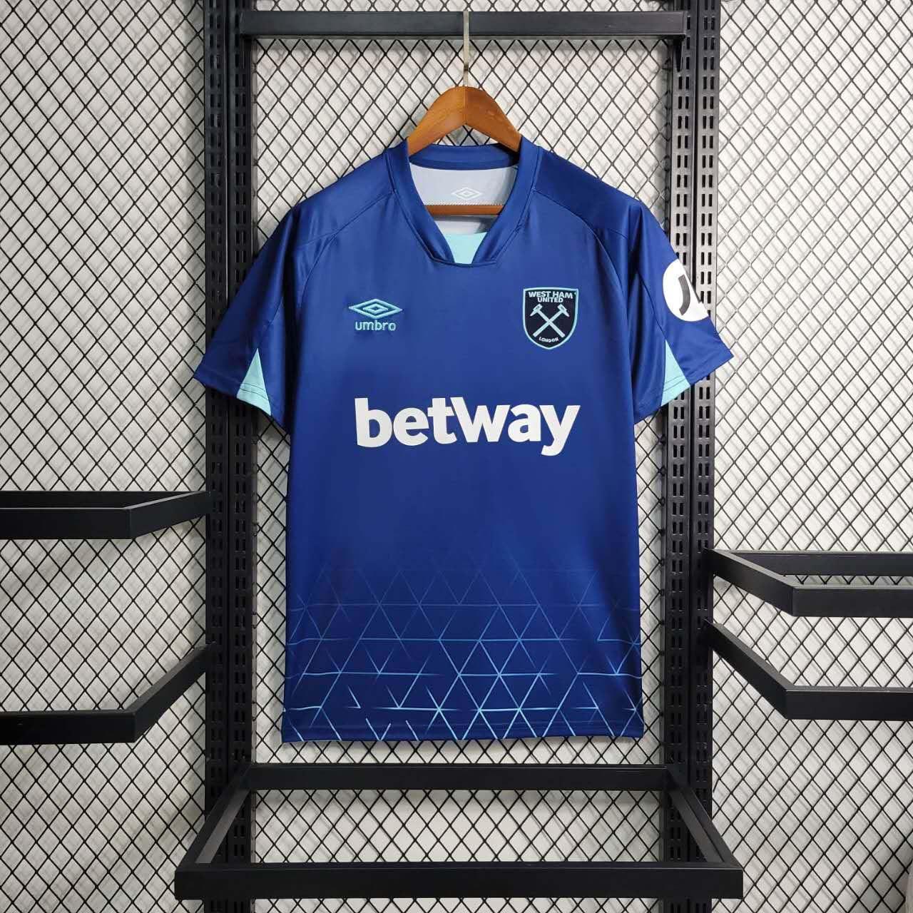 Maillot extérieur West Ham 2023-24 Le 12-ème Maillot, jersey de football bleu avec logo du club et détails de design.