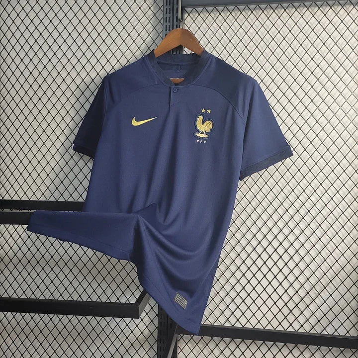 Maillot domicile de l'équipe de France 2022/23 Coupe du Monde, marque Le 12 -ème Maillot, vue de face avec logo et détails bleu.