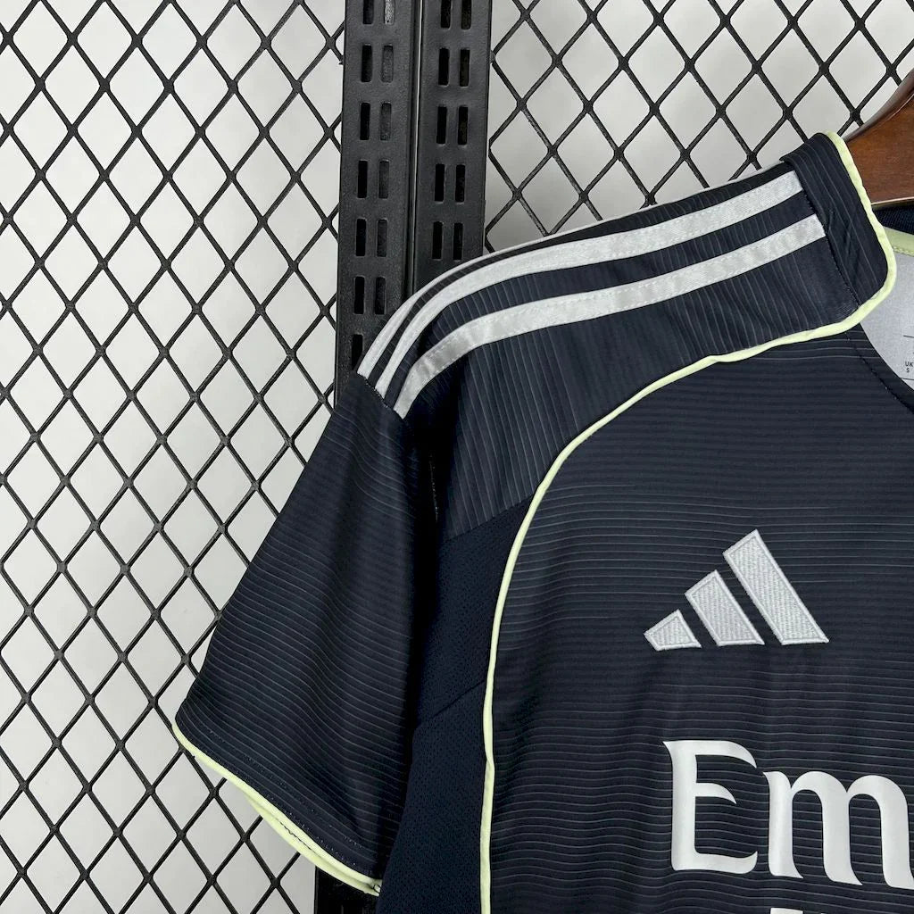 Maillot extérieur du Real Madrid 2025-26, modèle Le 12-ème Maillot, vue front avec logo et design du club.