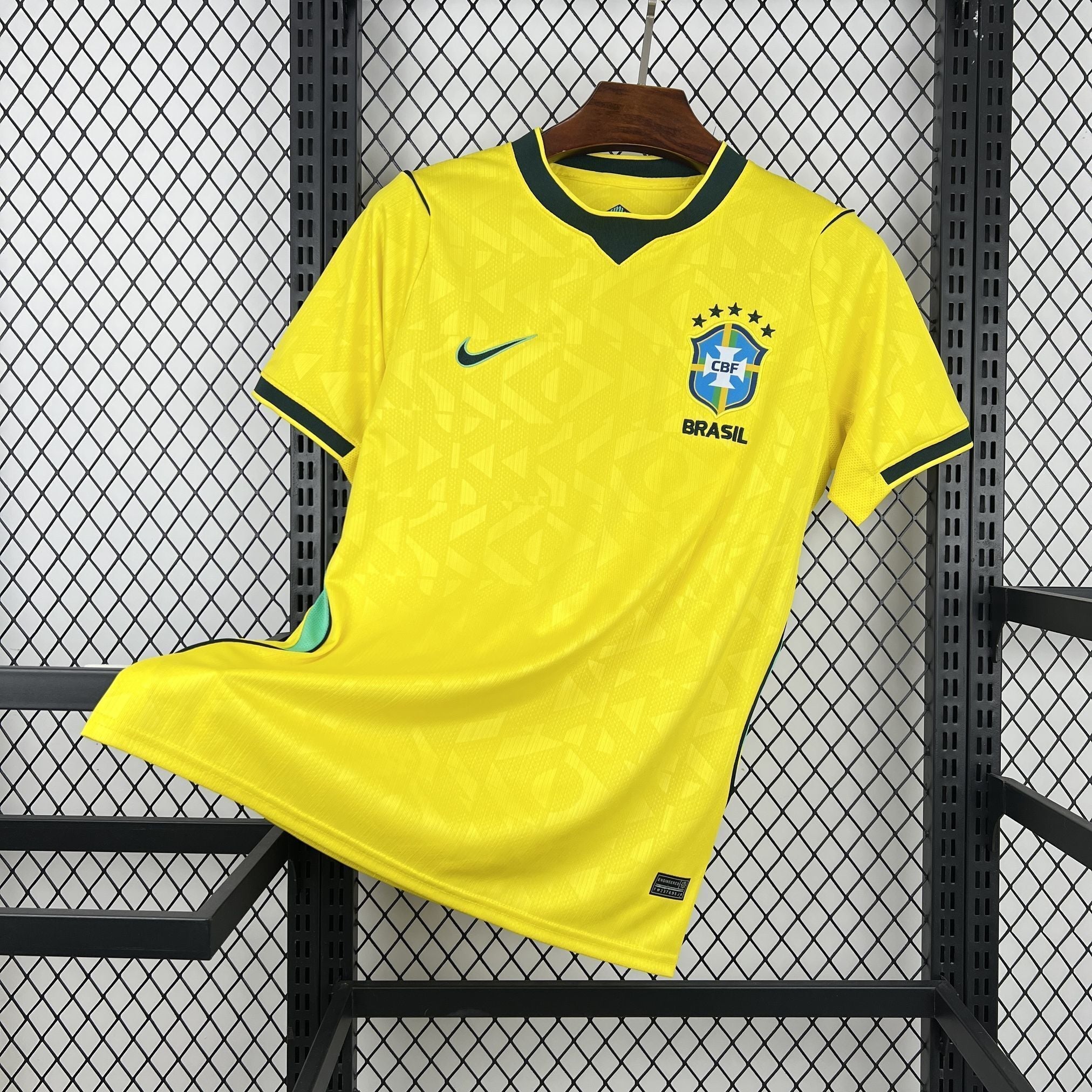 Maillot de football Brésil Coupe du monde 2026, Le 12 -ème Maillot, vue de face avec logo et détails colorés.