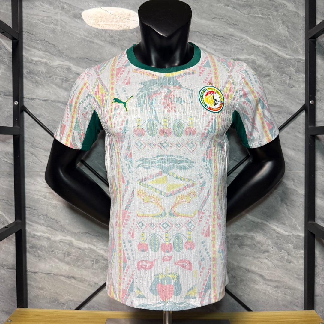 Maillot blanc de joueur Sénégal 25/26, marque Le 12 -ème Maillot, avec logo et détails du design sur le front.