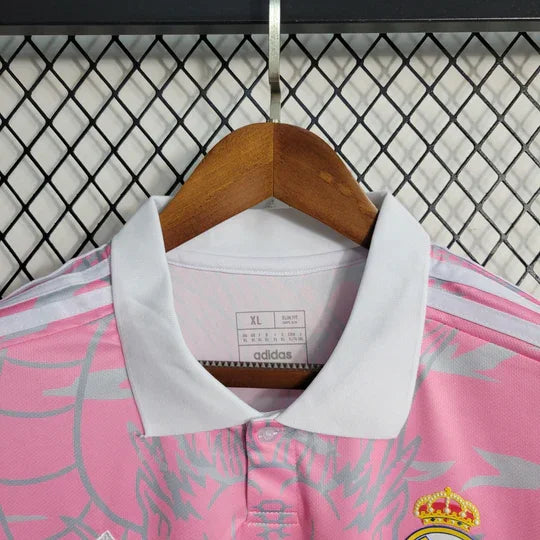 Maillot Real Madrid saison 2023-2024 édition spéciale Dragon rose par Le 12 -ème Maillot, vue de face avec logo et détails du design
