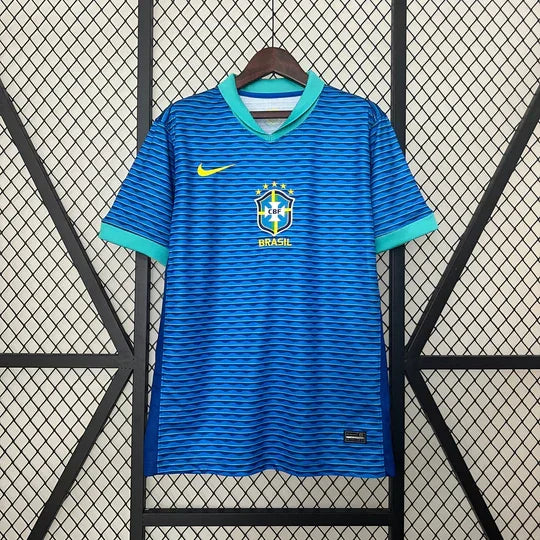 Maillot extérieur Brésil 2024/2025 Le 12, maillot de football avec design vert et jaune, vue front du maillot.