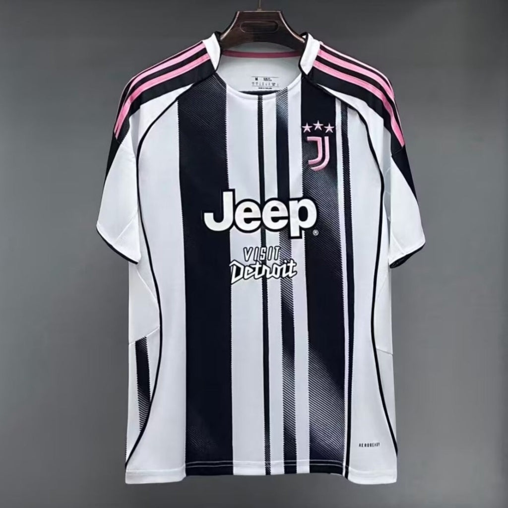Maillot domicile Juventus 25/26 Le 12 -ème Maillot, maillot de football avec les couleurs officielles de l'équipe.