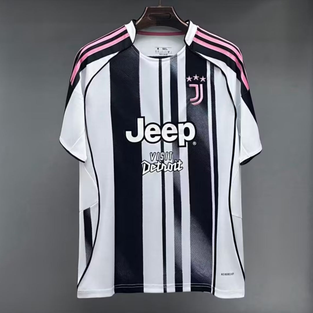 Maillot domicile Juventus 25/26 Le 12 -ème Maillot, maillot de football avec les couleurs officielles de l'équipe.