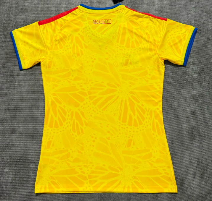 Maillot domicile femme Colombie 25/26, marque Le 12 -ème Maillot, bleu avec détails jaunes et logo national sur le devant.