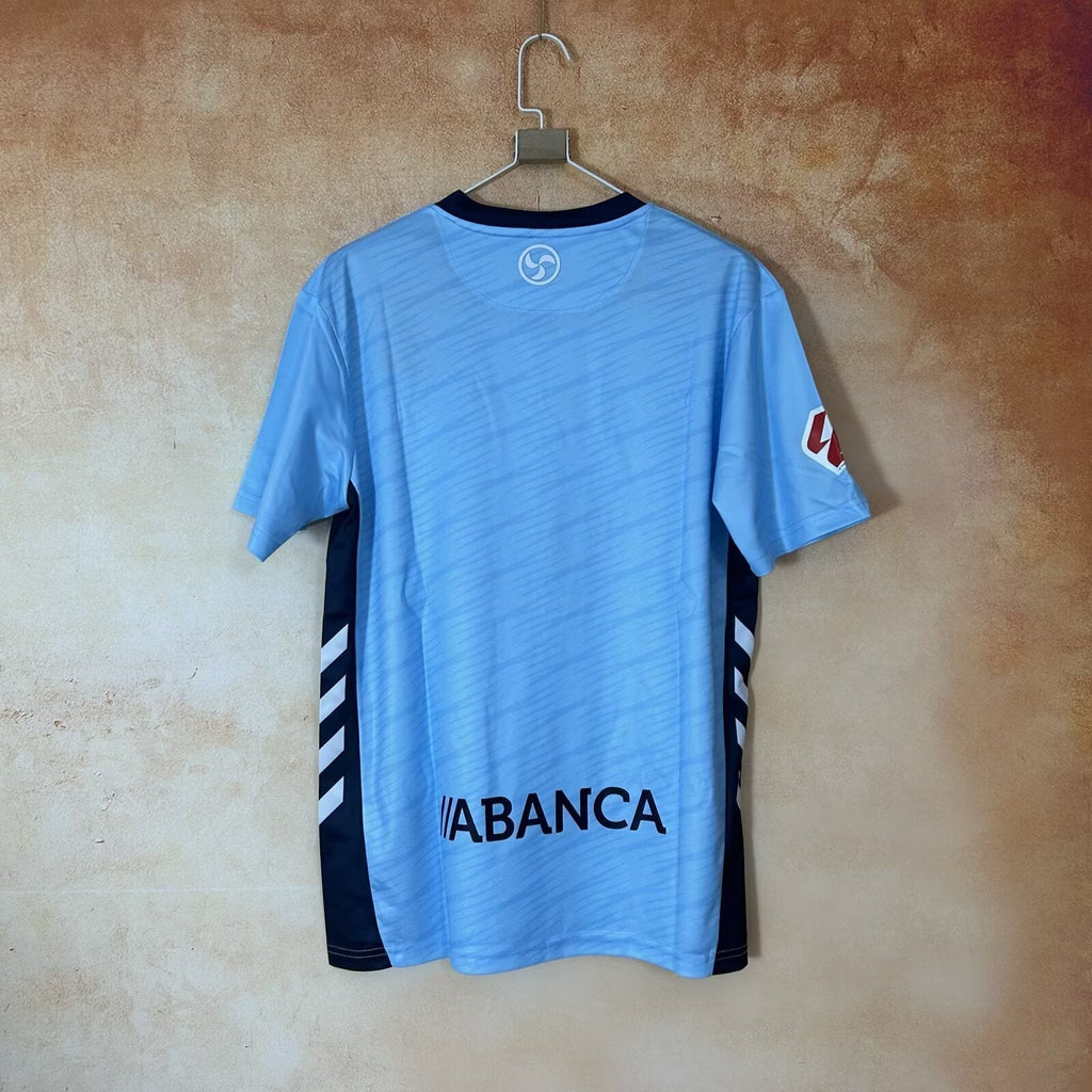 Maillot domicile Celta Vigo 25/26, marque Le 12 -ème Maillot, logo du club, couleurs bleu et blanc, vue frontale.