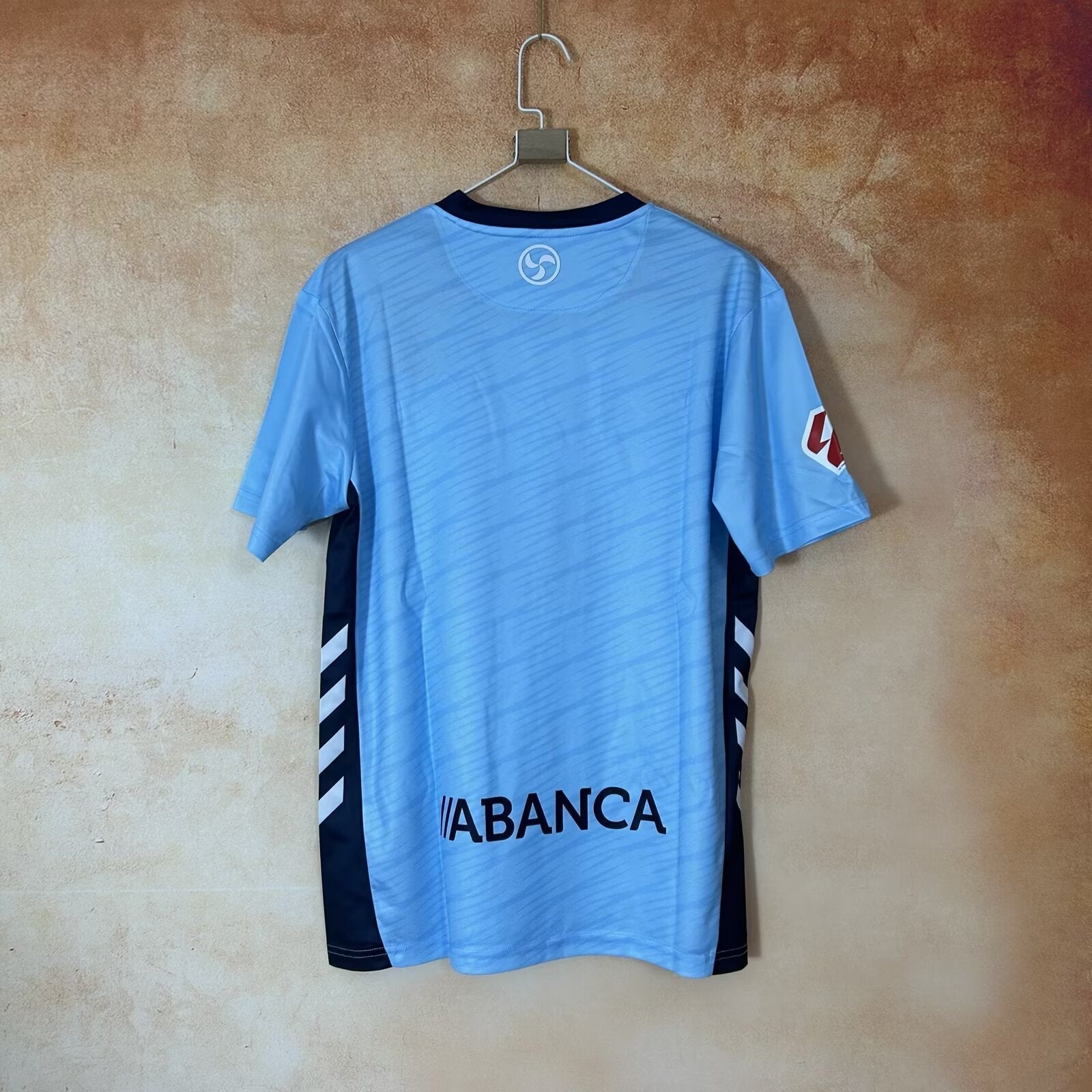 Maillot domicile Celta Vigo 25/26, marque Le 12 -ème Maillot, logo du club, couleurs bleu et blanc, vue frontale.