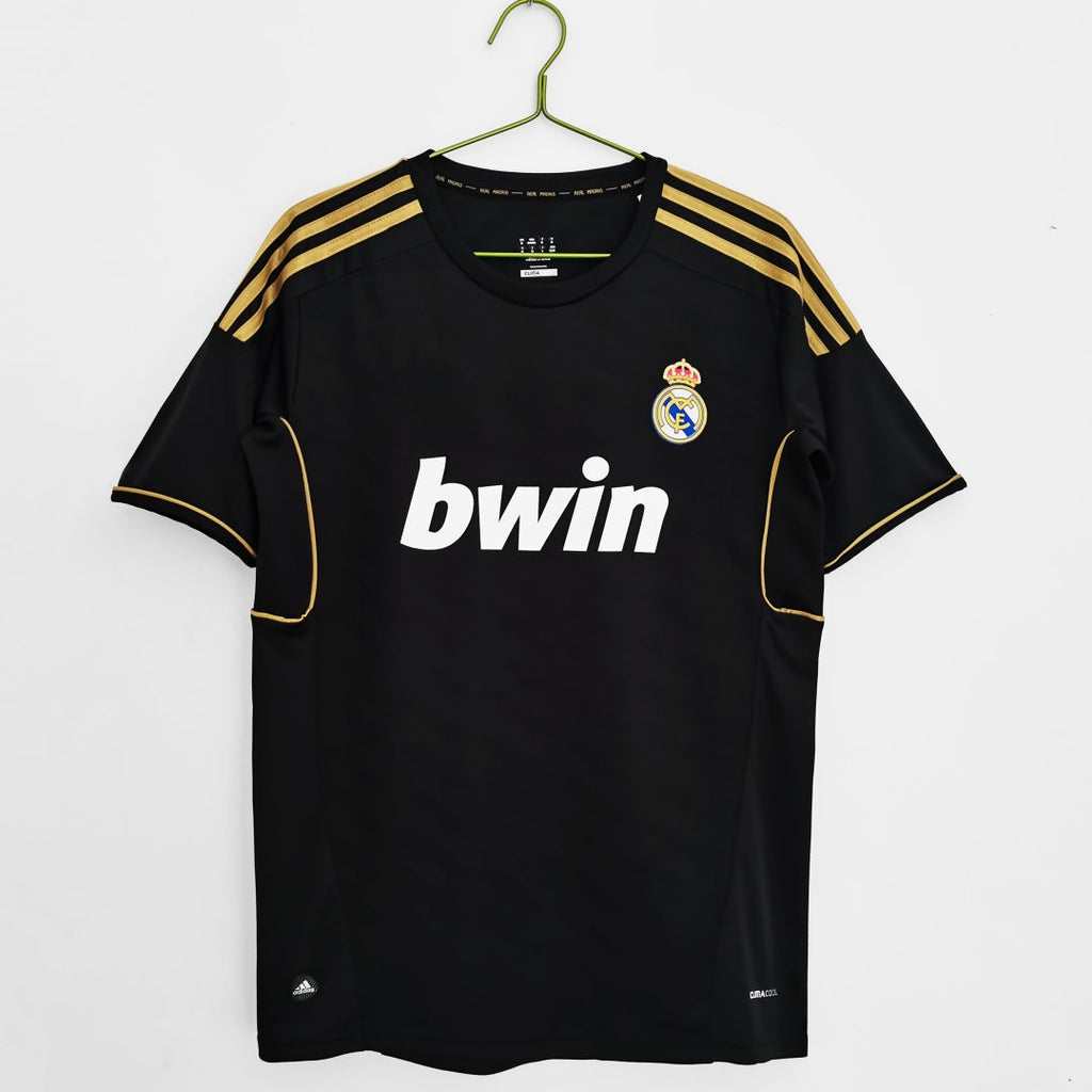 Maillot rétro Extérieur Real Madrid 2011-2012, marque Le 12-ème Maillot, avec logo et design classique blanc et violet.