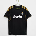Maillot rétro Extérieur Real Madrid 2011-2012, marque Le 12-ème Maillot, avec logo et design classique blanc et violet.