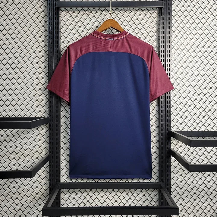 Maillot Paris rétro 2017-2018 Le 12-ème, vue de face, avec logo et motifs classiques, en tissu léger et coloré.
