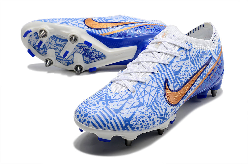 Crampons Mercurial Vapor XV Elite de Le 12 -ème Maillot, vue des semelles avec pointes en acier pour football.