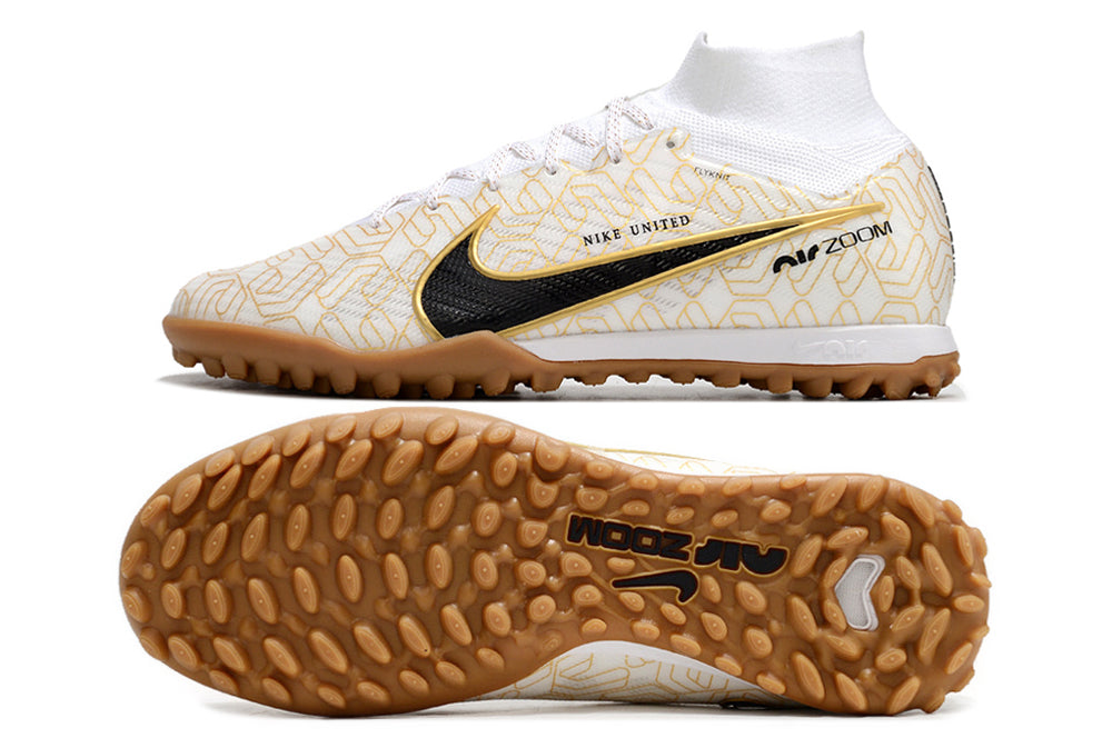 Crampons Mercurial Superfly IX Elite de Le 12 -ème Maillot, vue des détails des pointes en métal pour football.