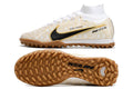 Crampons Mercurial Superfly IX Elite de Le 12 -ème Maillot, vue des détails des pointes en métal pour football.