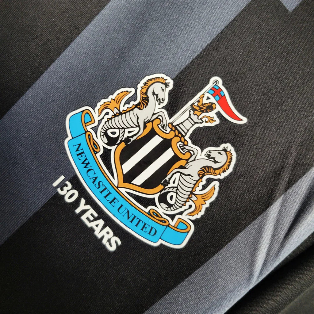 Maillot d'entraînement Newcastle 2023-24 Le 12 -ème Maillot, logo et design du maillot visible sur fond blanc