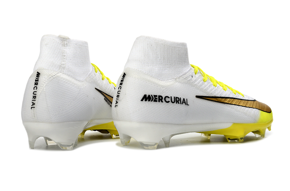 Crampons Air Zoom Mercurial Superfly IIX Elite de Le 12 -ème Maillot, pointes en métal pour football, vue en gros plan