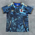 Maillot bleu pour enfants 25/26 ans, style japonais anime, marque Le 12 -ème Maillot, détail du design sur le tissu.