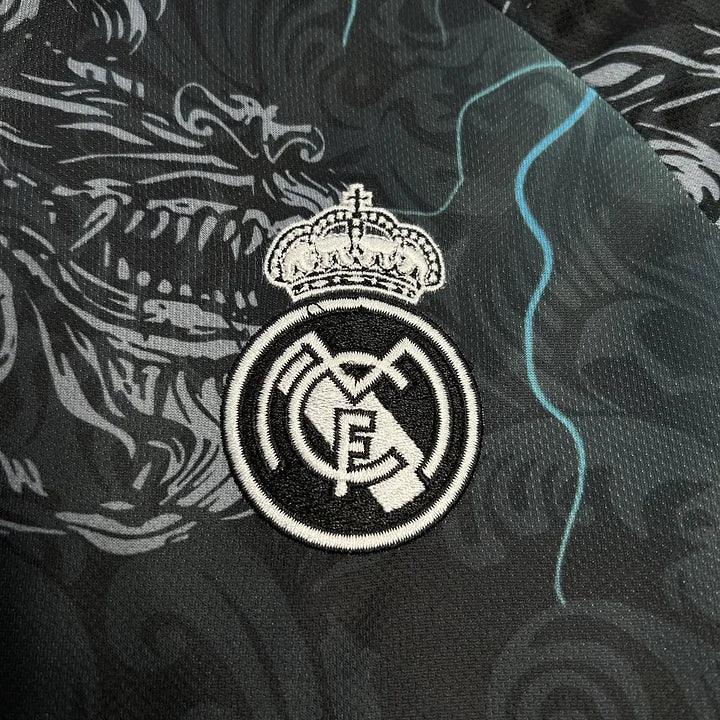 Maillot Real Madrid foot concept 2024-2025 Le 12-ème Maillot, design en détail avec logo et motifs sportifs visibles.