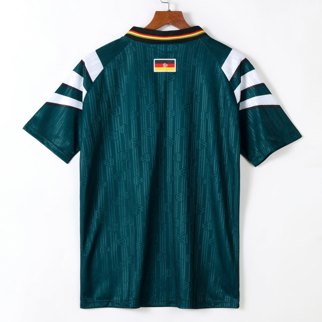 Maillot rétro extérieur 1996 Allemagne, marque Le 12, détails du maillot avec logo et design vintage visible en image.