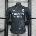 Maillot Real Madrid foot Y3 noir Le 12 -ème Maillot 2024 2025, vue de face avec logo et détails du maillot.