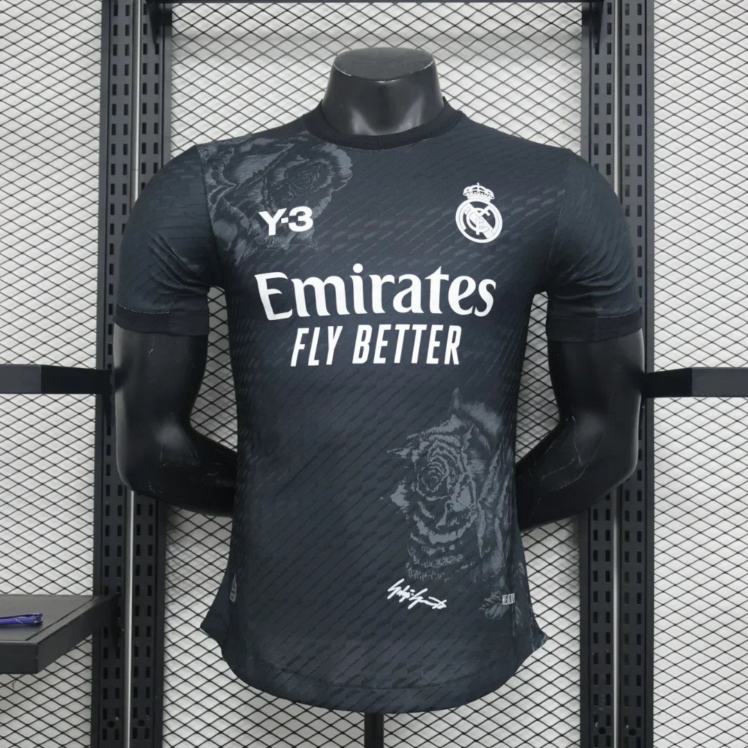 Maillot Real Madrid foot Y3 noir Le 12 -ème Maillot 2024 2025, vue de face avec logo et détails du maillot.