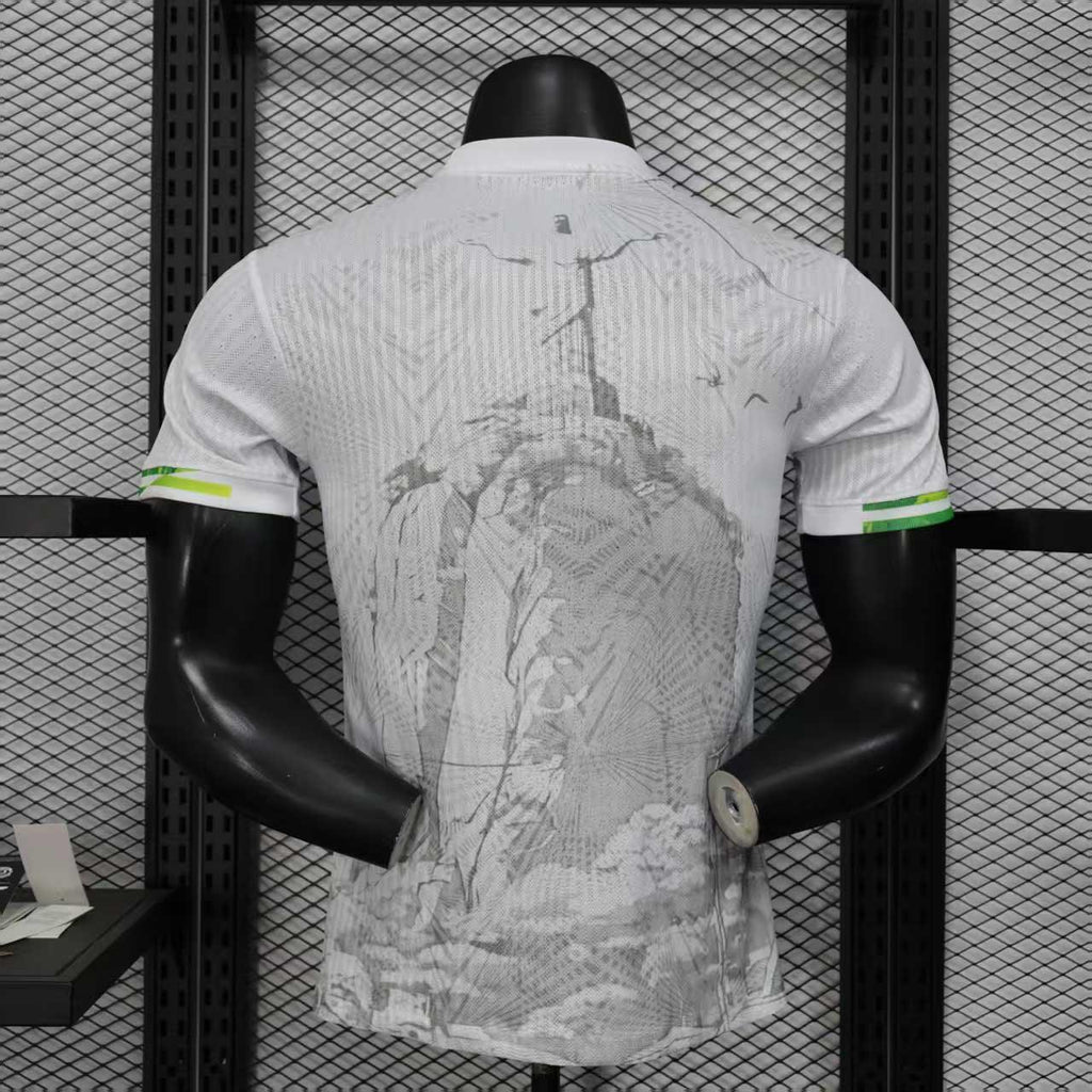 Maillot de football Brésil 2025-26, conçu par Le 12, avec logo et design sportif visible sur le maillot blanc et vert.