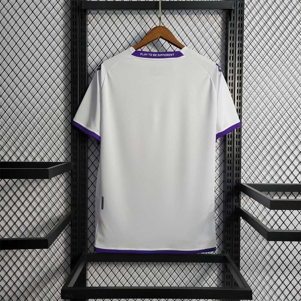Maillot extérieur de la Fiorentina 2022-23, modèle Le 12 -ème Maillot, en tissu violet avec logo et détails de l'équipe.
