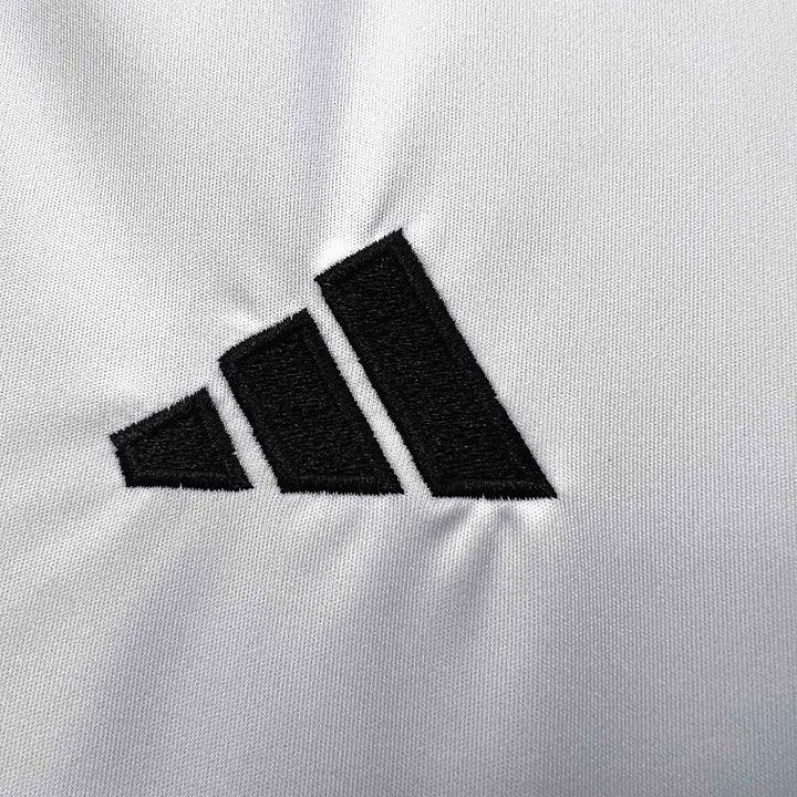 Maillot Arsenal saison 2023-2024 édition spéciale, Le 12 -ème Maillot, vue de face avec logo et design distinctif.
