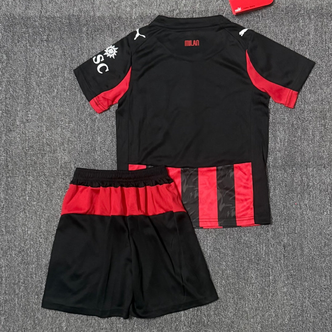 Ensemble enfant AC Milan domicile, maillot et short Le 12 -ème Maillot, couleurs rouges et noires, logo du club visible.
