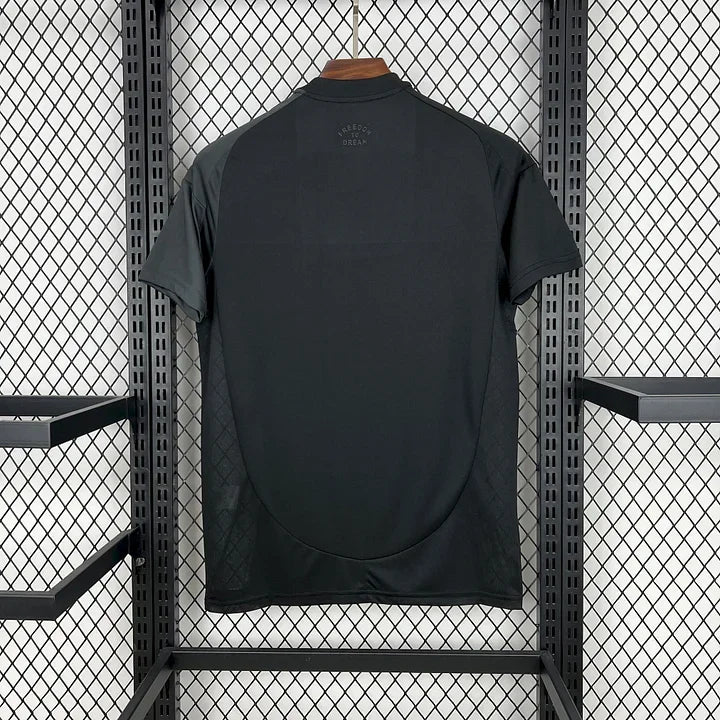 Maillot de football noir Inter Miami 2025-2026, Le 12 -ème Maillot, vue du design et du logo sur le maillot.