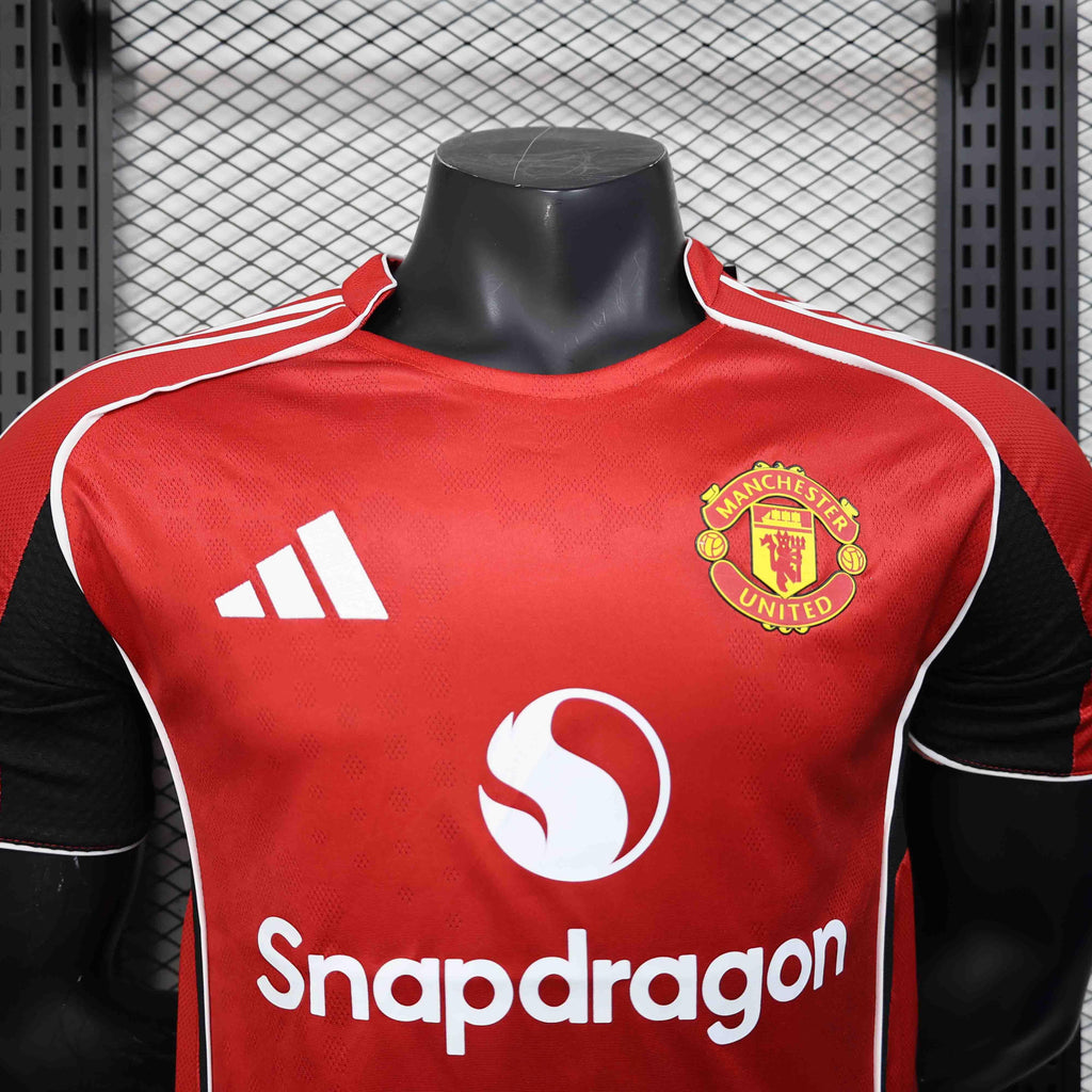 Maillot Manchester United 2025-26 de la marque Le 12 -ème Maillot, vue de face avec logo et détails du design.