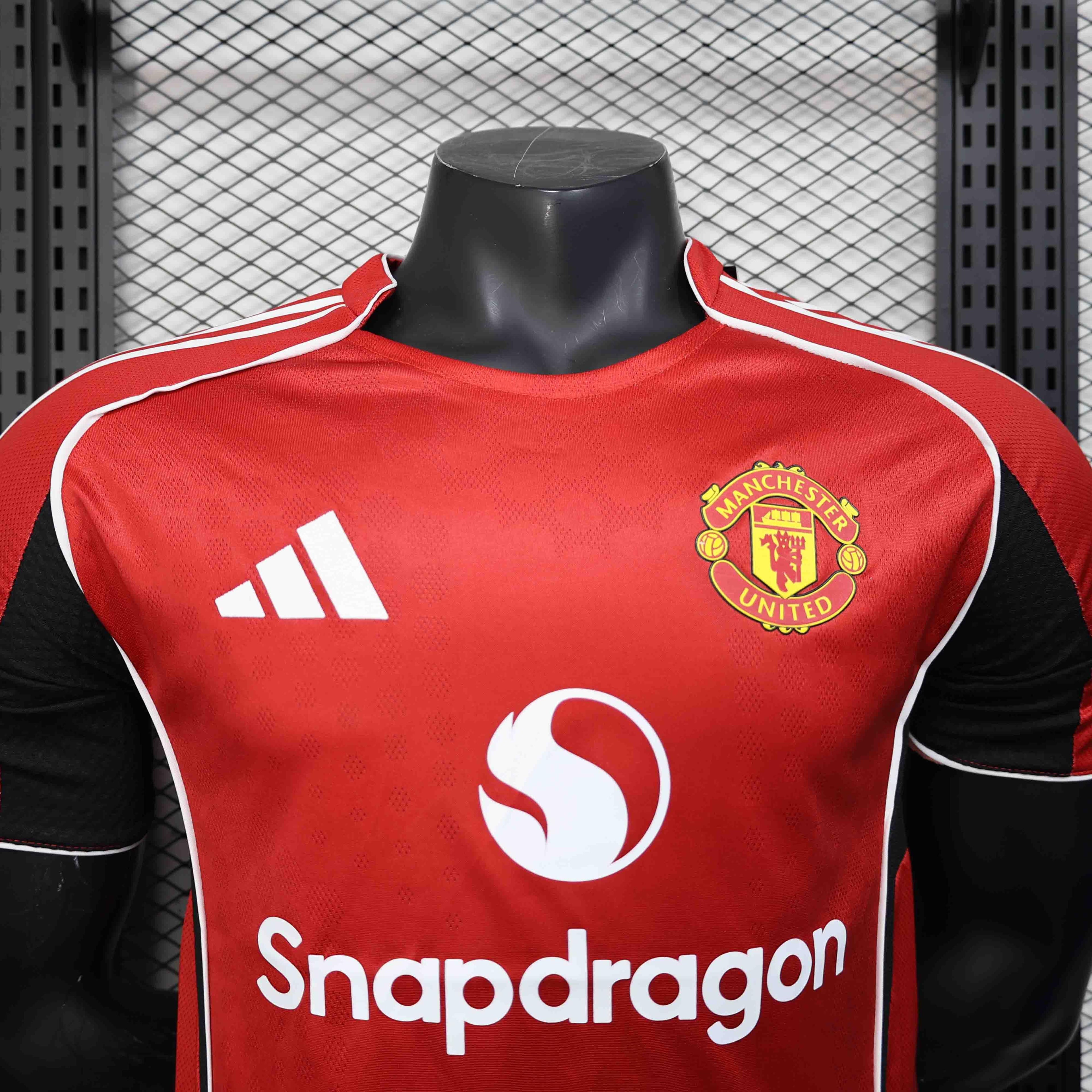 Maillot Manchester United 2025-26 de la marque Le 12 -ème Maillot, vue de face avec logo et détails du design.