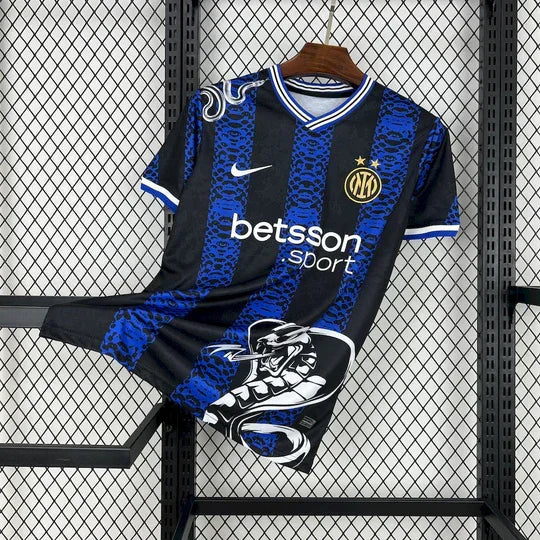 Maillot Inter Milan édition spéciale 2024/25 de Le 12 –ème Maillot, jersey de football avec logo et motifs uniques.