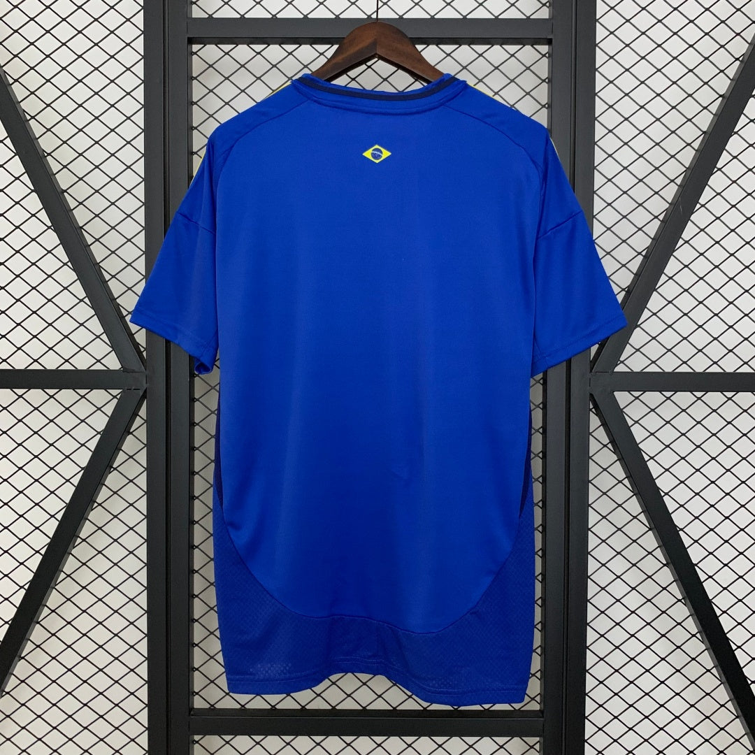 Maillot de football Brésil 25/26, modèle spécial bleu de la marque Le 12 -ème Maillot, devant avec logo et détails colorés